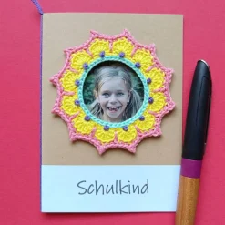 Glückwunschkarte Geldgeschenk Schulanfang mit Schulkind-Foto hübsch eingerahmt mit Häkelei mit Wunschtext