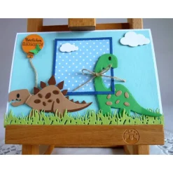 Glückwunschkarte mit Dinosaurier in hellblau/blau für einen Jungen.