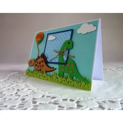 Glückwunschkarte mit Dinosaurier in hellblau/blau für einen Jungen.