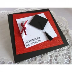 Glückwunschkarte zum Bachelor, mit Doktorhut und Schriftrolle