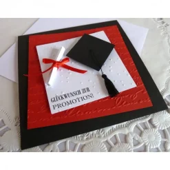 Glückwunschkarte zur Promotion mit Doktorhut und Schriftrolle