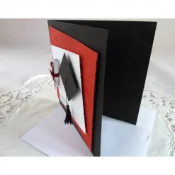 Glückwunschkarte zur Promotion mit Doktorhut und Schriftrolle