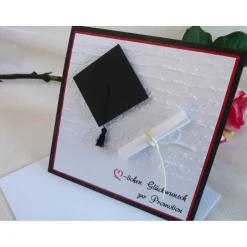 Glückwunschkarte zur Promotion mit Schriftrolle und Doktorhut