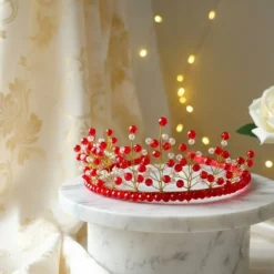 Goldene Brautkrone mit roten Kristallen – Handgefertigte Perlenkrone „Golden Blossom“ für Hochzeit & Event