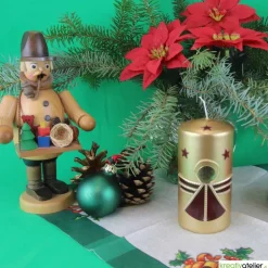 Goldene Weihnachtskerze mit weinrotem Engel