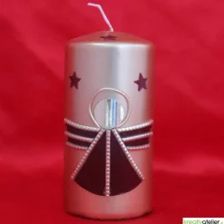 Goldene Weihnachtskerze mit weinrotem Engel