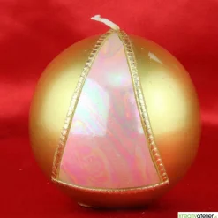 Goldene Weihnachtskerze mit rosafarbigem Dreieck