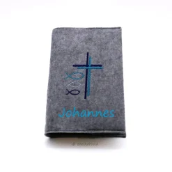 Gotteslob Filzhülle, grau, bestickt mit 2 Kreuzen und 3 Fischen, personalisierbar