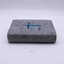 Gotteslob Filzhülle, grau, bestickt mit 2 Kreuzen und 3 Fischen, personalisierbar