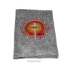 Gotteslob Filzhülle, grau, bestickt mit einem Kreuz und 2 Fischen in einem strahlenden runden Ornament, orange, rot