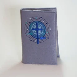 Gotteslob Filzhülle, mausgrau, bestickt mit einem Kreuz und 2 Fischen in einem strahlenden runden Ornament, blau