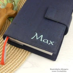 Gotteslobhülle & Bibelhülle aus Kork Leder in dunkelblau – personalisiert Geschenkidee zur Kommunion, Konfirmation
