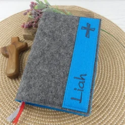 Gotteslobhülle aus grauem Filz mit Namen – Individuelle Bibelhülle zur Kommunion & Konfirmation