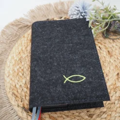 Gotteslobhülle aus Wollfilz bestickt – personalisiert mit Namen & Maßanfertigung