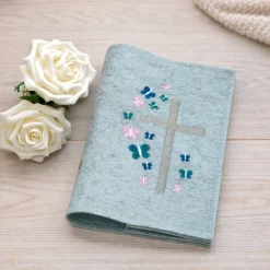 Gotteslobhülle aus Wollfilz mit Kreuz & Schmetterlingen – handgemacht | Gotteslob Hülle Kommunion | Geschenk zur Erstkom