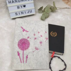 Gotteslobhülle aus Wollfilz mit Pusteblume & Name – personalisiertes Geschenk zur Kommunion, Konfirmation oder Taufe