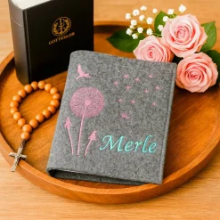 Gotteslobhülle aus Wollfilz mit Pusteblume & Name – personalisiertes Geschenk zur Kommunion, Konfirmation oder Taufe