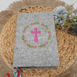 Gotteslobhülle aus Wollfilz mit Namen bestickt – individuell, personalisiert & schützend