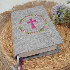 Gotteslobhülle aus Wollfilz mit Namen bestickt – individuell, personalisiert & schützend