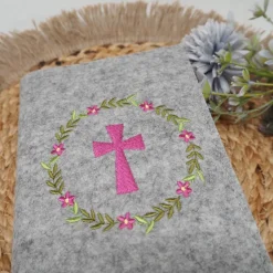 Gotteslobhülle aus Wollfilz mit Namen bestickt – individuell, personalisiert & schützend