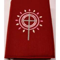Gotteslobhülle Einband handgefertigt Filz 3mm dunkelrot Kreise Strahlen rosa Kreuz personalisierbar Namen Datum bestickt