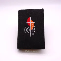 Gotteslobhülle, Filz, anthrazit, bestickt mit grauem Kreuz, zwei Halbkreisen in rot+orange, Fischen, Wellen und Tropfen