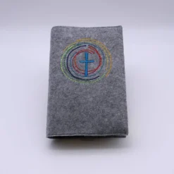 Gotteslobhülle, Filz, grau, bestickt mit türkisblauem Kreuz und bunten Kreisen