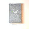 Gotteslobhülle, Filz, grau, bestickt mit einer weißen Taube