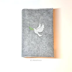 Gotteslobhülle, Filz, grau, bestickt mit einer weißen Taube