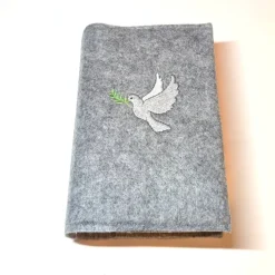 Gotteslobhülle, Filz, grau, bestickt mit einer weißen Taube