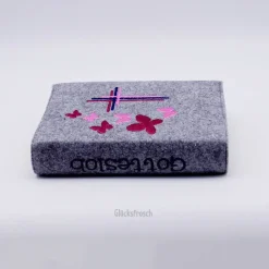 Gotteslobhülle, Filz, grau, bestickt mit 3 Kreuzen und Schmetterlingen in rosa und dunkelrot