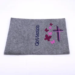 Gotteslobhülle, Filz, grau, bestickt mit 3 Kreuzen und Schmetterlingen in rosa und dunkelrot