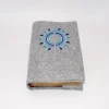 Gotteslobhülle Filz grau bestickt – Kreuz mit blauen & türkisen Strahlen – passend für Gotteslob 12 x 18 cm