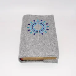 Gotteslobhülle Filz grau bestickt – Kreuz mit blauen & türkisen Strahlen – passend für Gotteslob 12 x 18 cm