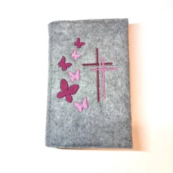 Gotteslobhülle, Filz, grau, bestickt mit 3 Kreuzen und Schmetterlingen in rosa und dunkelrot ohne Rückentext
