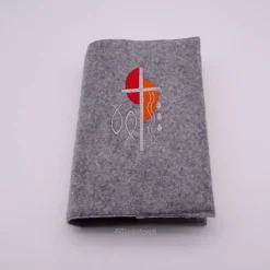 Gotteslobhülle, Filz, grau, bestickt mit grauem Kreuz und zwei Halbkreisen in rot + orange, Fischen, Wellen und Tropfen