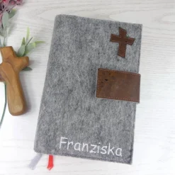 Gotteslobhülle Filz grau mit Kork, personalisiert – Bibelhülle & Gesangbuchhülle als Geschenk zur Kommunion, Konfirmation, Firmung