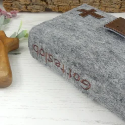 Gotteslobhülle Filz grau mit Kork, personalisiert – Bibelhülle & Gesangbuchhülle als Geschenk zur Kommunion, Konfirmation, Firmung