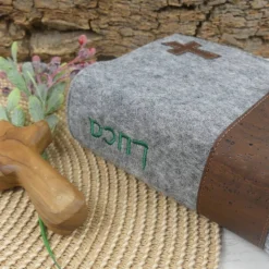 Gotteslobhülle Filz grau personalisiert – Bibelhülle mit Kork, Geschenk zur Konfirmation & Erstkommunion