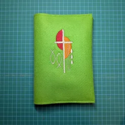Gotteslobhülle, Filz, grün, bestickt mit grauem Kreuz und zwei Halbkreisen in rot + orange, Fischen, Wellen und Tro