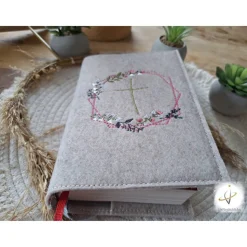 Gotteslobhülle Filz  Kommunion 2025 personalisierbar Blumenkranz "Kommt her und esst!"