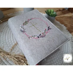 Gotteslobhülle Filz  Kommunion 2025 personalisierbar Blumenkranz "Kommt her und esst!"