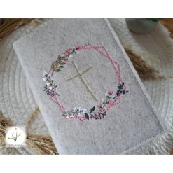 Gotteslobhülle Filz  Kommunion 2025 personalisierbar Blumenkranz 