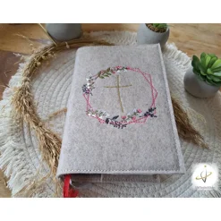 Gotteslobhülle Filz  Kommunion 2025 personalisierbar Blumenkranz 