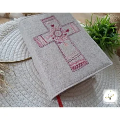 Gotteslobhülle Filz  Kommunion 2025 personalisierbar beige-meliert Kreuz Hippie pink