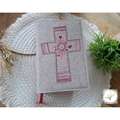Gotteslobhülle Filz  Kommunion 2025 personalisierbar beige-meliert Kreuz Hippie pink