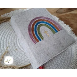 Gotteslobhülle Filz  Kommunion 2025 personalisierbar Regenbogen "Kommt her und esst!"