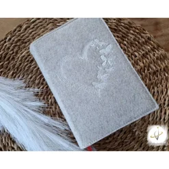 Gotteslobhülle Filz Kommunion 2025 personalisierbar Herz Schmetterlinge "Kommt her und esst!" Einband