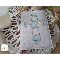 Gotteslobhülle Filz  Kommunion 2025 personalisierbar mit Namen und Datum beige-meliert Kreuz Hippie Andenken Kommunion