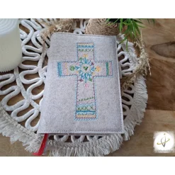 Gotteslobhülle Filz  Kommunion 2025 personalisierbar mit Namen und Datum beige-meliert Kreuz Hippie Andenken Kommunion